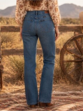 Wrangler High Rise Bold Boot Jeans Women's 12 Medium Wash Stretch Denim Western